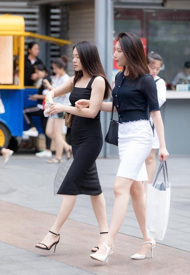 街拍：图1辣妈伊能静，穿搭有些俗气！图2美女尴尬，肚脐赘肉多！