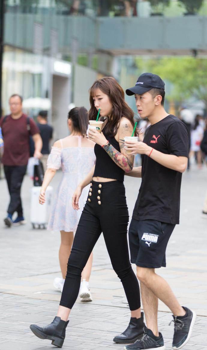 街拍: 图二超短裙的美女和图三热裤的美女,你更喜欢哪一个呢?