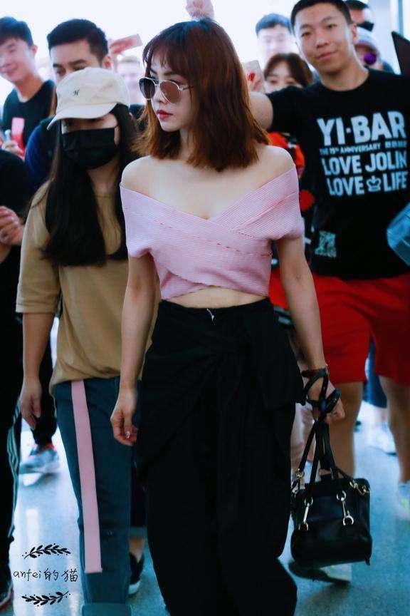蔡依林现机场裤子减分但上半身很成功, 不过一般人不敢穿!