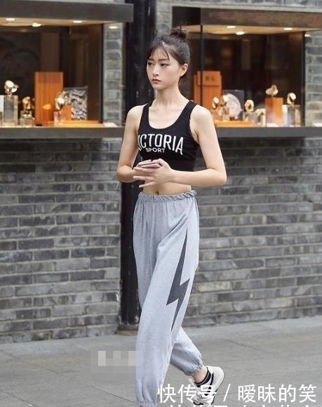  『配上』街拍：美女们笑的太甜了，要把心都融化了，很有青春范！