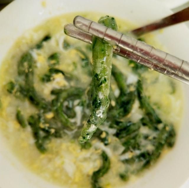 蔬菜:孩子不爱吃蔬菜怎么办?教你一招,不用料理机也能做蔬菜面!