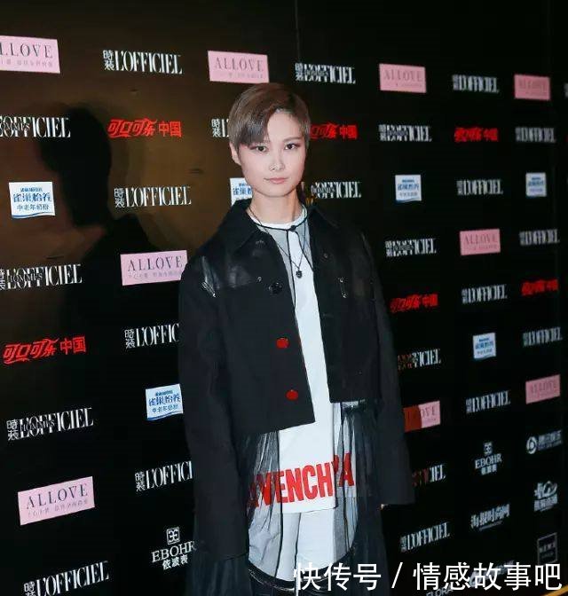 李宇春为了女人味穿起了裙子，但是脚上的鞋子却暴露了一切！