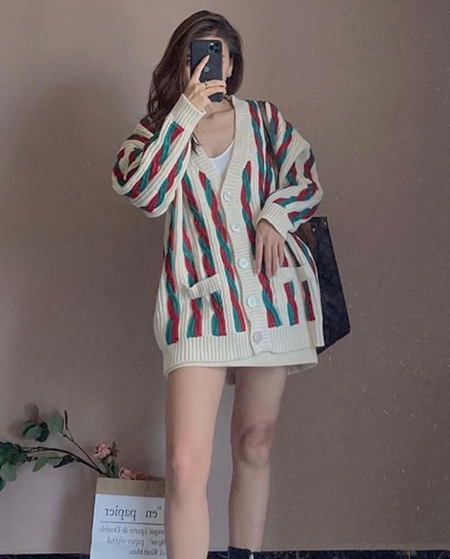  【芭比】想穿的出彩和Lisa学习下吧,彩色开衫配白T,不愧是人间芭比