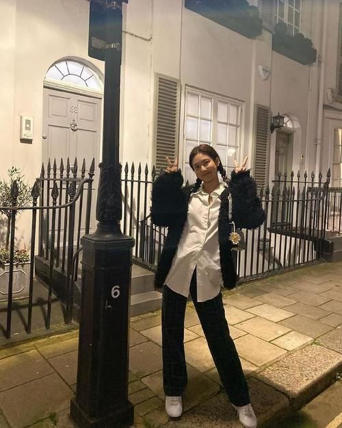  「配阔」Jennie婴儿肥太可爱，外套只有一半长，配阔腿裤太甜美