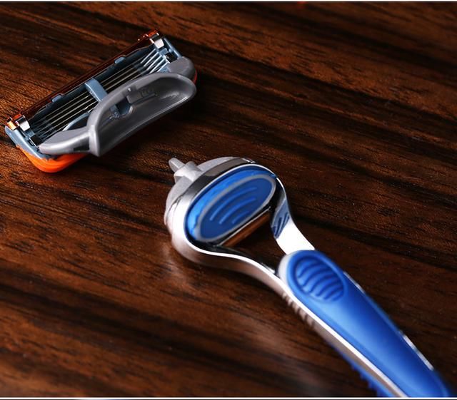 男人过50,别傻傻戴金链子了!这十款随身潮物更能提升男人气场