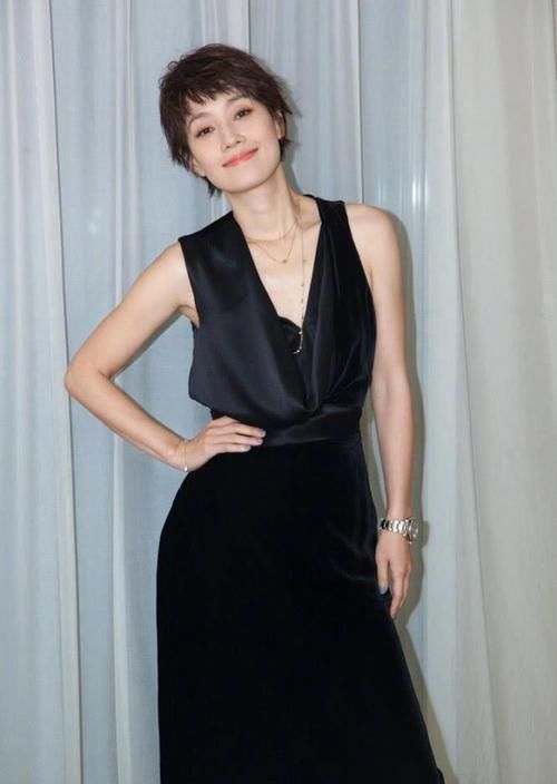 羊羔绒■马伊琍离婚后更美了,穿天蓝色羊羔绒外套高贵大气,气场好强