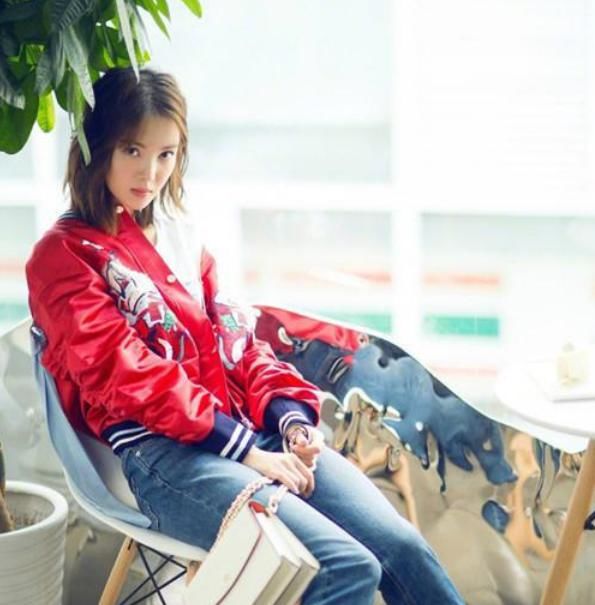 金晨真敢穿!深v直接开叉到腰部,网友:你干脆别穿得了!