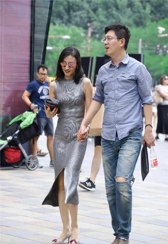  显身■光面的无袖背心连衣裙，显身型曲线图，配搭高跟鞋子更烘托气场