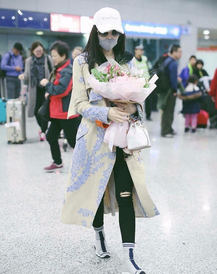 别再说古力娜扎只会秀腿了，她背的包都没多少人可以驾驭得了!