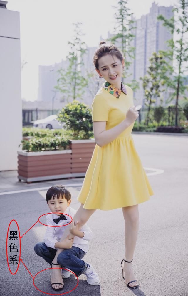 亲子装还能这么穿？邓莎大麟子私服穿搭大玩撞色，时髦又耐看