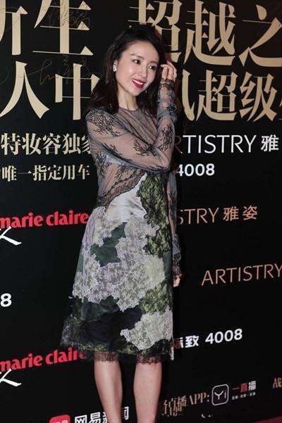 37岁董洁现身活动, 薄纱裙穿出一片风尘, 网友: 清纯形象瞬间崩塌