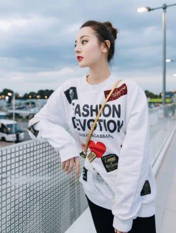 迪丽热巴穿搭吸睛，是继承杨幂，发际线的人！