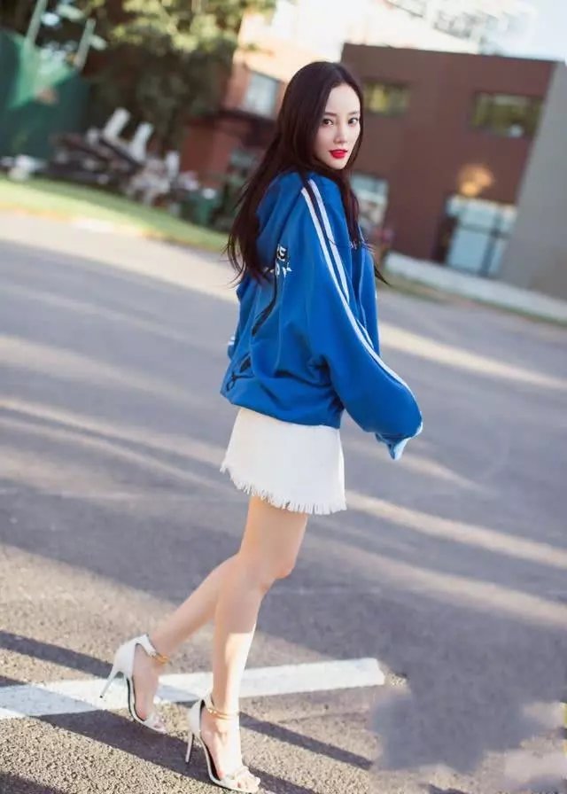 李小璐晒出最新时尚街拍美出新高度,网友:鞋穿的真个性。