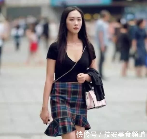 「连体」街拍:风风韵韵的美女,一件粉红色连体裤外搭白色开衫