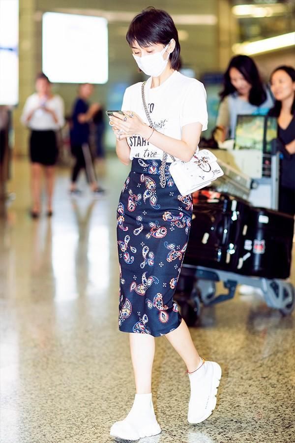 好尴尬，及膝裙被王子文穿成中长裙!之前显高打扮全靠一双高跟鞋