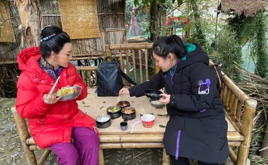  『坐在』刘晓庆近照曝光，67岁的她满头白发，坐在路边端着大盆吃饭！