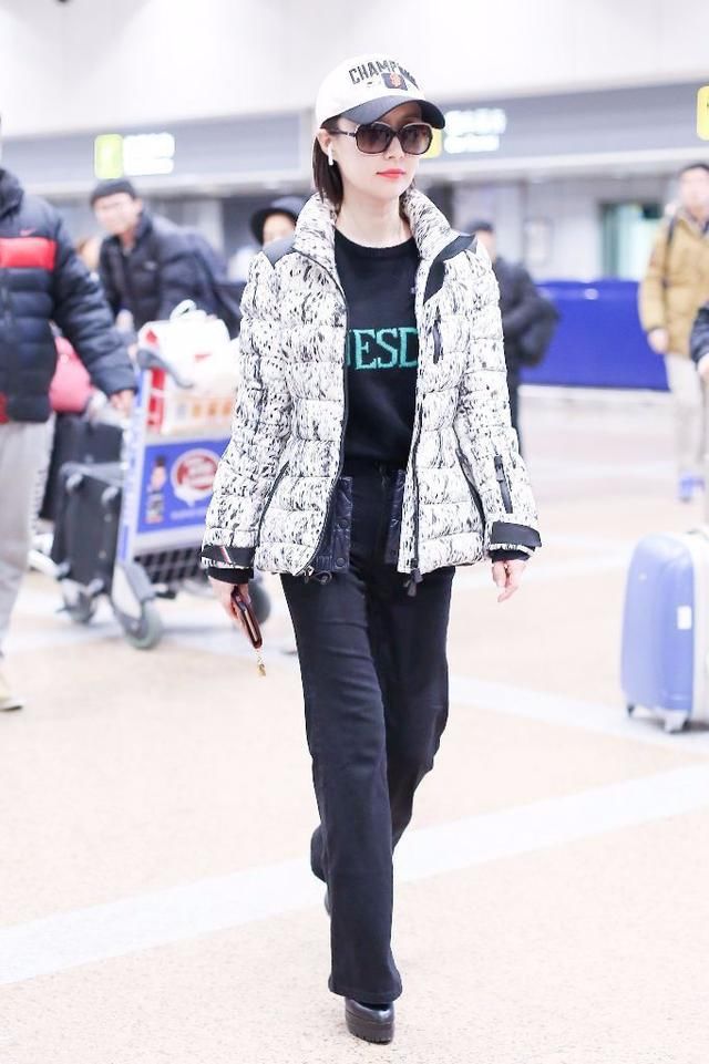 舒畅白色紧身裤都敢穿，真自信！只不过这款式是10年前的吧？