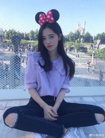 鞠婧祎发的自拍照，再看路人的无修图，我笑了，确定不是换了个人