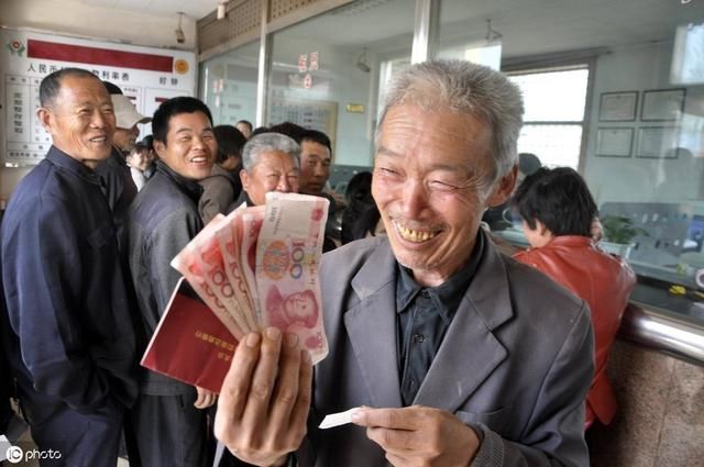 「来哥说」一次交6万的养老保险，每个月能领多少退休金？