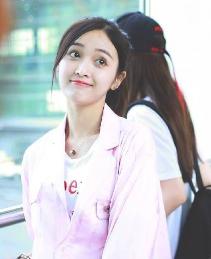 吴宣仪穿粉丝睡衣现身 俏皮可爱给粉丝送飞吻