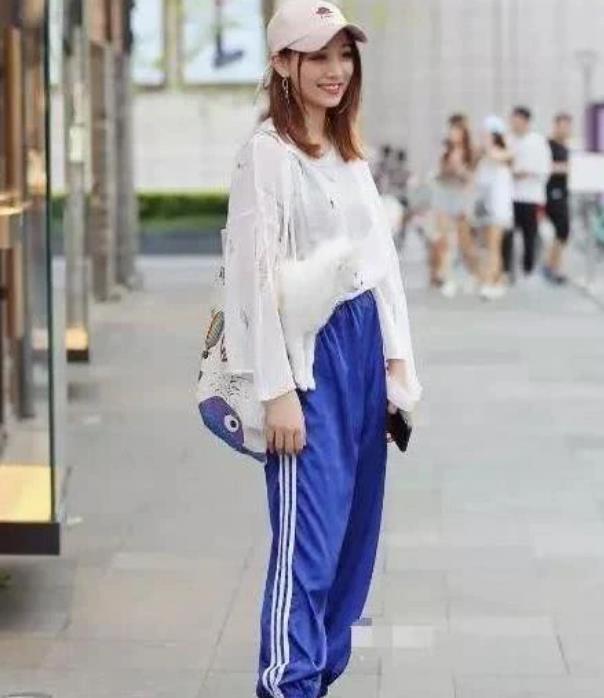 「咖啡色」街拍:温柔可人的美女,一件咖啡色上衣配黑色短裙,时尚优雅气质