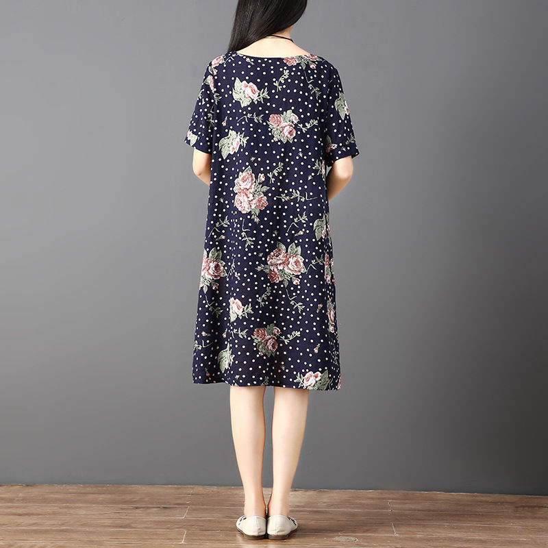 夏季到了妹子要露出香肩才迷人，一条一字肩连衣裙，尽显妩媚动人