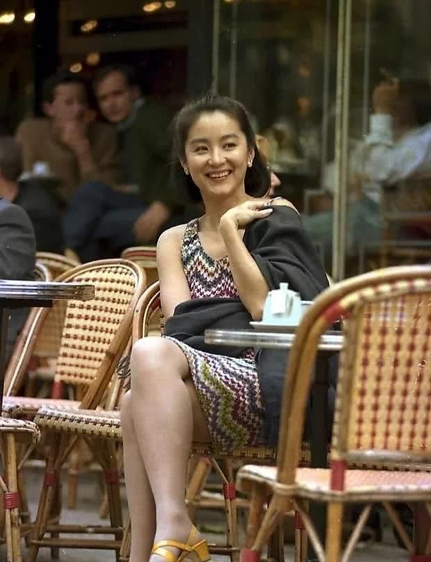  【气质】林青霞早年大妈造型玩得透，粉裙衬出尤物身材，手舞丝巾风情万种