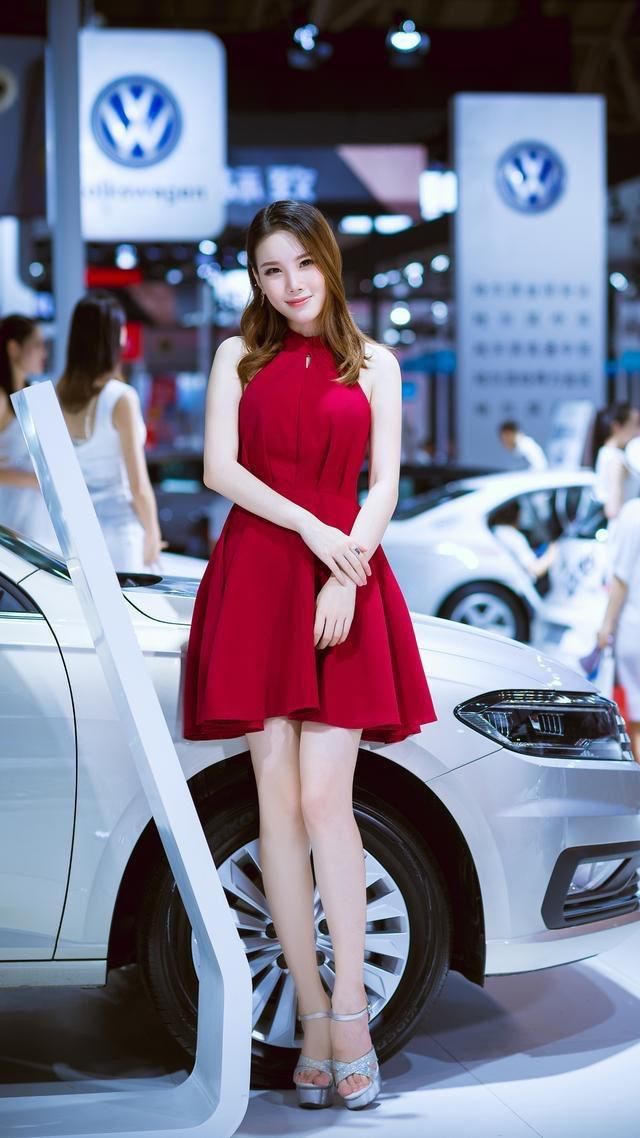 红衣连衣裙大长腿车模，不仅人美，笑起来也那么甜美!