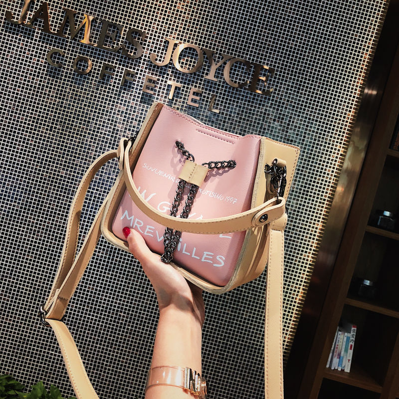 出门旅游看见好多美女都背了这样的包，稀罕坏了，一回来就下手了