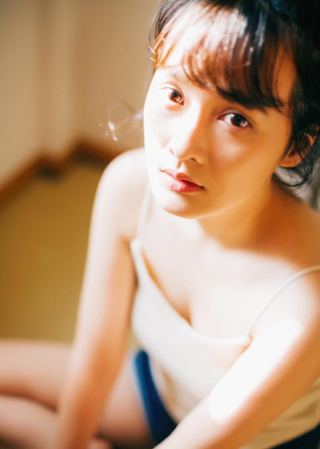 丰腴吊带美女火辣性感私房写真图片