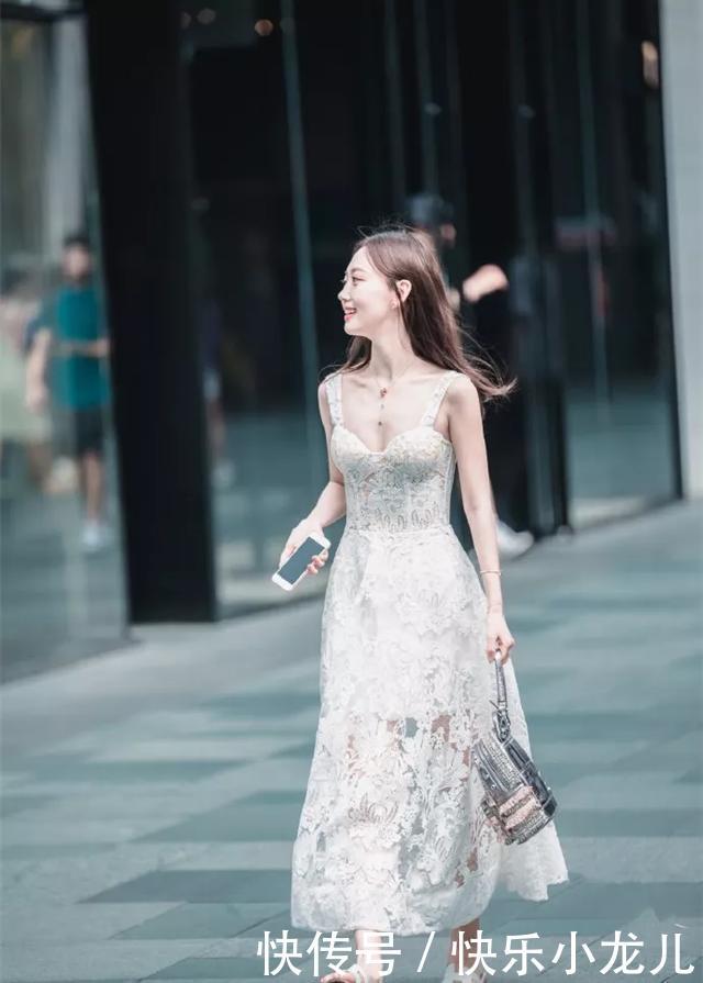  『气质』街拍：美女一双高跟凉鞋更是充满着无限的魅力，展示出美丽的双腿