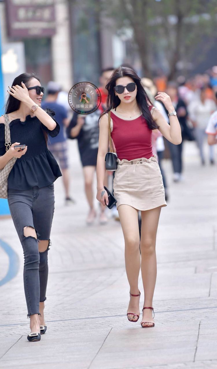 夏天必备的破洞牛仔裤， 凉快好看还能凹造型