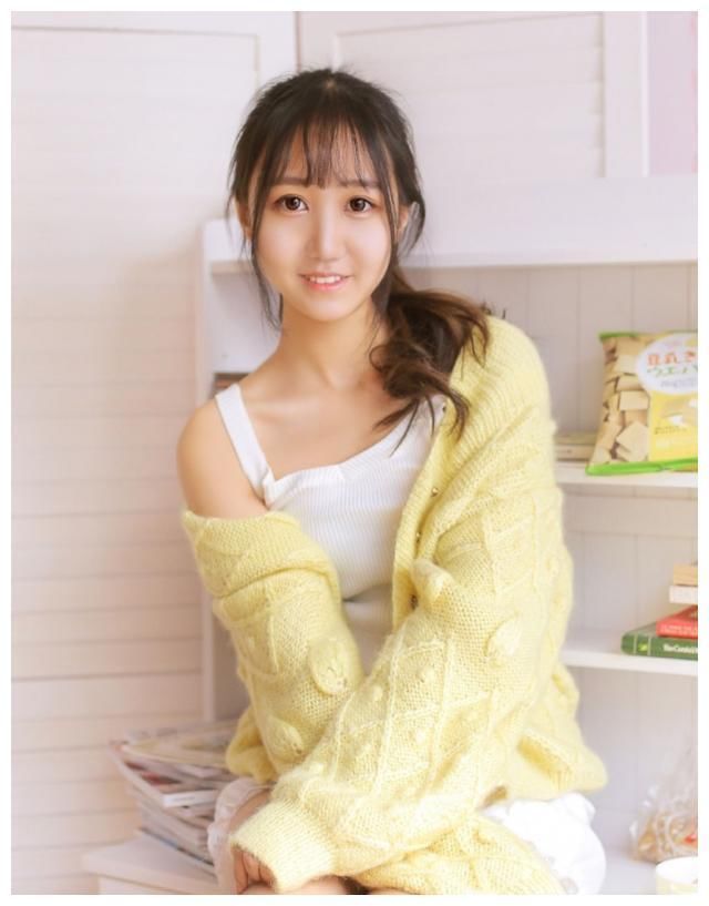 白嫩脸蛋美少女露齿甜笑吊带针织衫白丝美腿