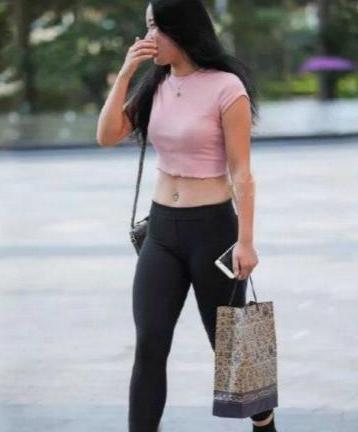 时尚潮流的打底裤装扮，展现女人好看的双腿，显得特别迷人！