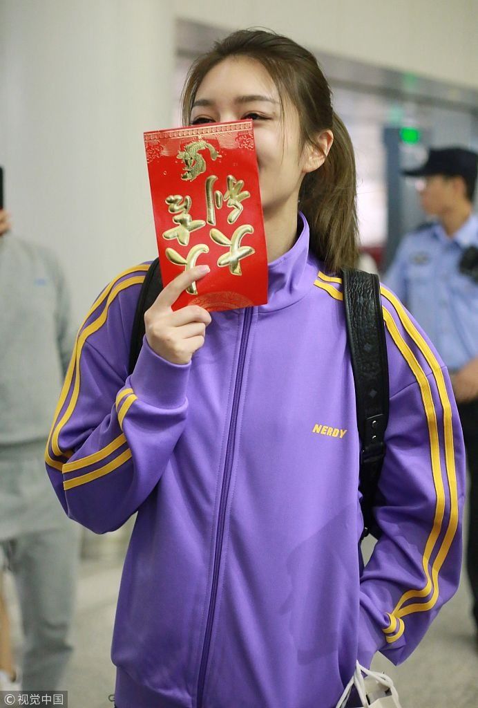 傅菁穿紫色运动装玩下衣失踪秀腿展青春  举“大吉大利”红包挡脸