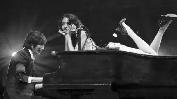 49岁莫文蔚，活出了18岁女人最想暴露资本，这腿保养让人佩服