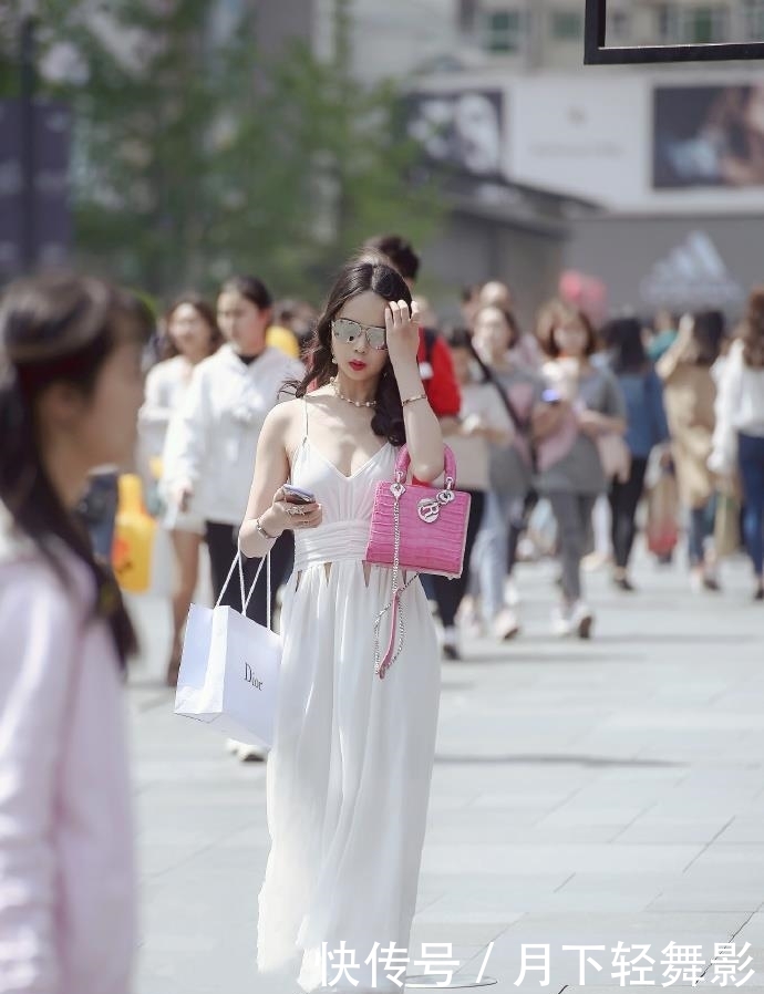  #美女#街拍美女：身材高挑的小姐姐，连衣裙穿搭，美如小仙女！