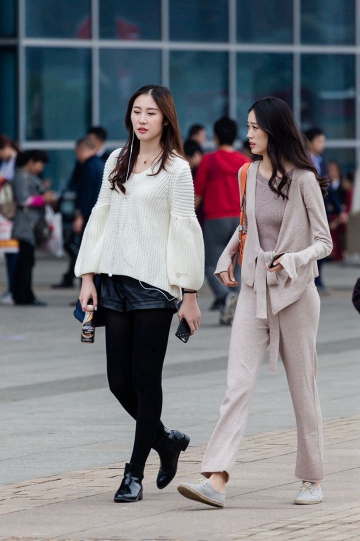 街拍:闺蜜长相和穿搭虽不同,个人气质却暗自较量,各有各的美