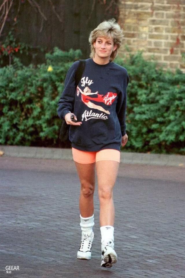 景甜一身蓝黄色运动装出街，网友:张继科给搭配的吗?