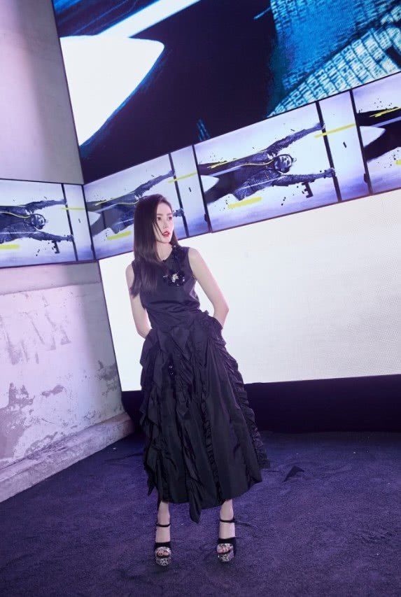 张天爱怎么想的?好好的裙子成了“塑料袋”，竟格外时尚!