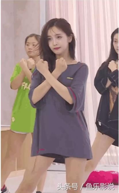 王菊近照认不出，腰部赘肉双下巴抢镜，网友：大码模特了解下！