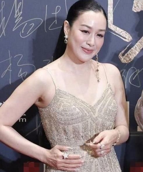 「 形象」身材臃肿赘肉明显，“有喜”还是发福了？，钟丽缇女神形象崩塌