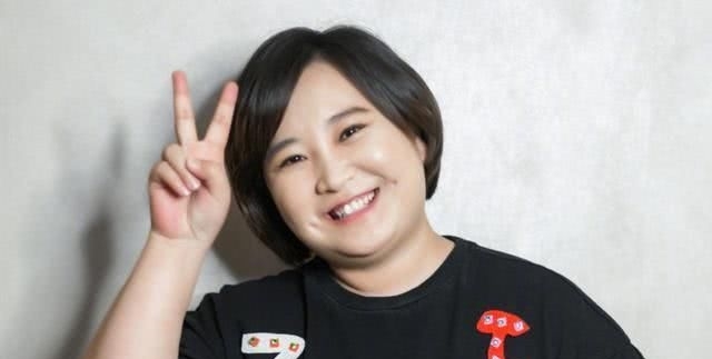  「表演」2001年，贾丹为贾玲舍弃中国传媒大学，现如今贾玲作为回报送她她两房一车