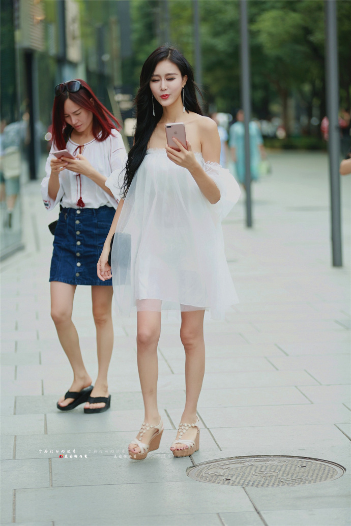 街拍：小姐姐身着连衣裙，在闪光灯下，都是一幕幕最美的韵味