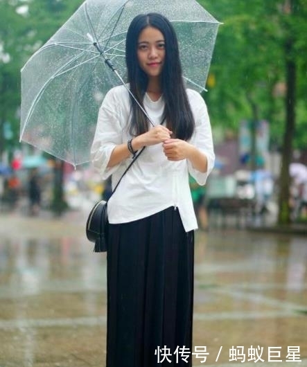  「自带」街拍：微胖身材的小姐姐，走路自带气质，养眼又好看