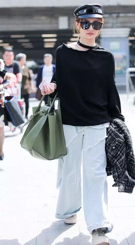 徐璐的吊带小背心打破了丰满才撩人的魔咒。网友:瘦,但超有料!