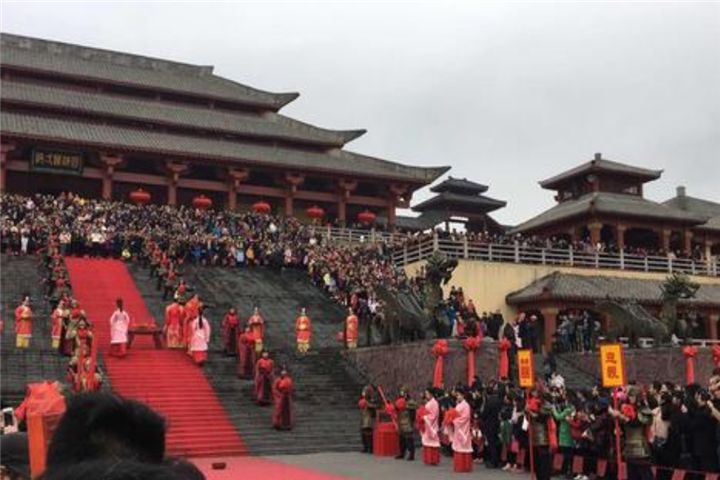 陈凯歌为拍一部戏,花费12亿建了一座城,如今门票一年收入10亿