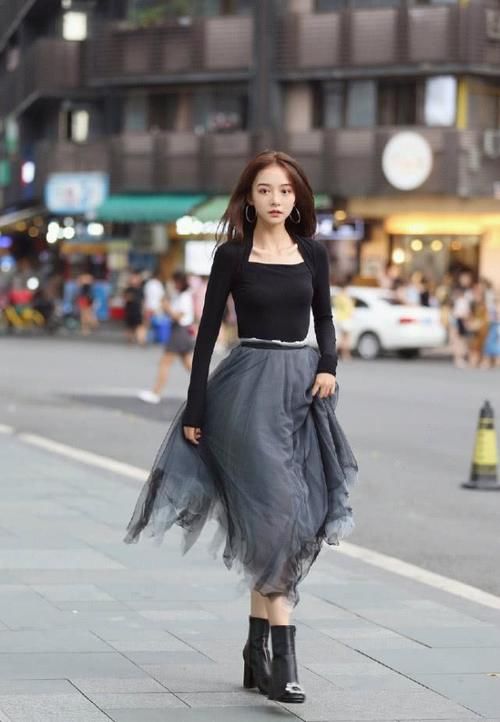  【个性】甜美笑容配个性灰色长摆裙 是个美美哒小仙女没错了