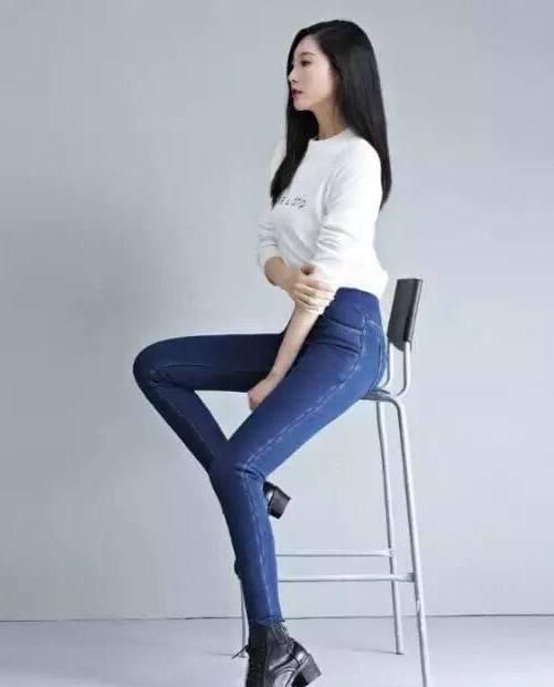 牛仔裤轻松的展现笔直纤细的双腿,小女人气质呼之欲出