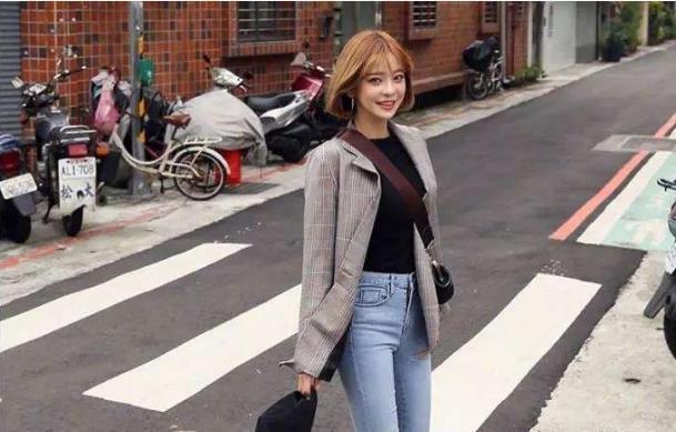 魅力十足的牛仔裤美女，身材特别棒，很喜欢